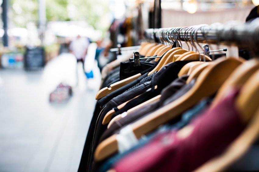 Consumidores chapecoenses planejam gastar em média R$ 1.371,43, com preferência por artigos de vestuário (22,7%) e pagamento à vista (61,3%), segundo pesquisa da Fecomércio SC