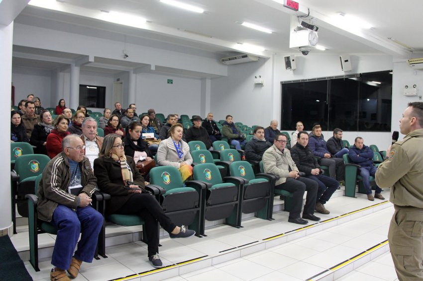 Reunião aconteceu na noite desta quinta-feira (14), na Câmara de Vereadores de Xaxim (Foto: Vitória Schettini/LÊ)