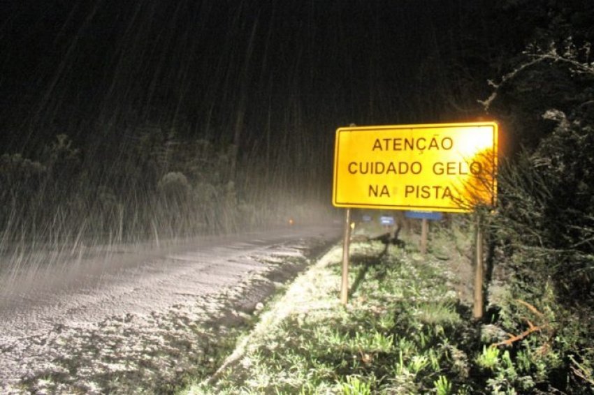 Defesa Civil afirmou que, na região da Serra, há possibilidade de acidentes em função de gelo na pista 
