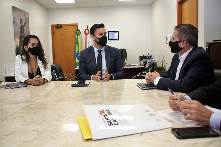 Reunião no gabinete do deputado Felipe Estevão com o secretário Altair Silva