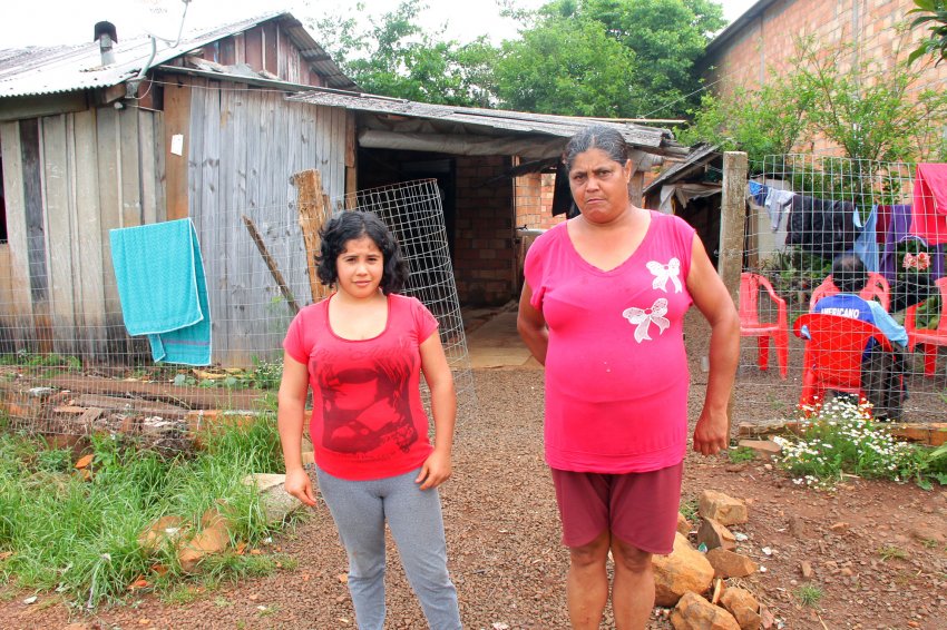 Carmen Sirlei (dir.) é uma das moradoras da comunidade São Jorge que aguarda pela regularização fundiária