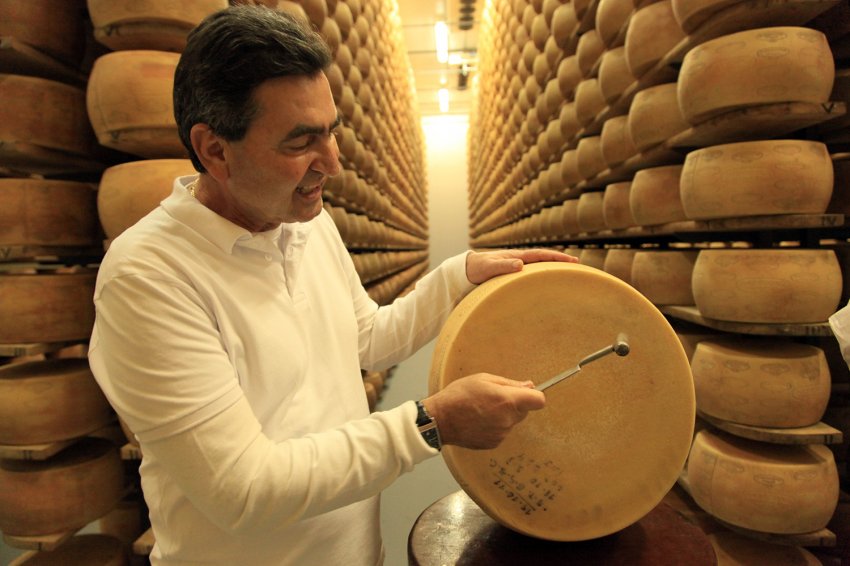 Fundador do maior império de queijos nobres da América Latina, o mestre queijeiro Acari Menestrina iniciou a produção no Oeste de Santa Catarina ainda quando a bacia leiteira não era formada na região