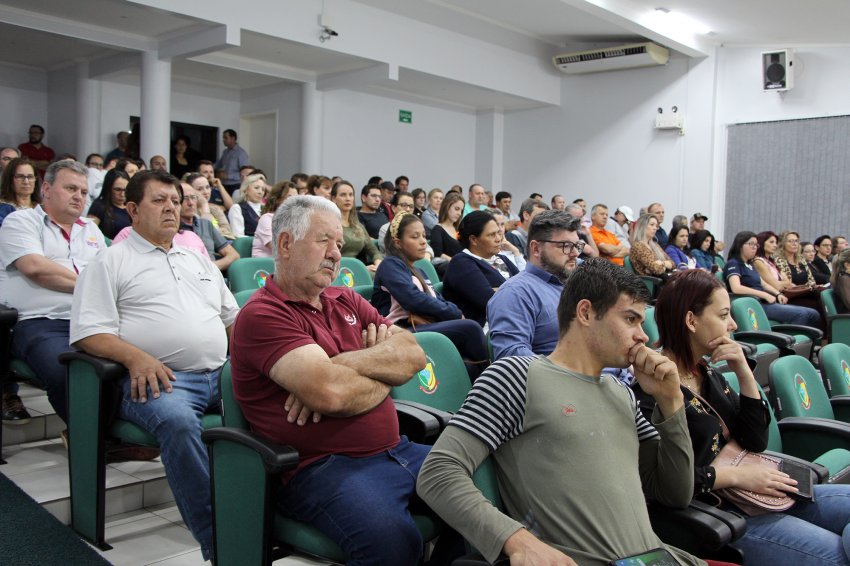 Plenário da Câmara de Vereadores de Xaxim ficou lotado para acompanhar a votação desta terça-feira (15)