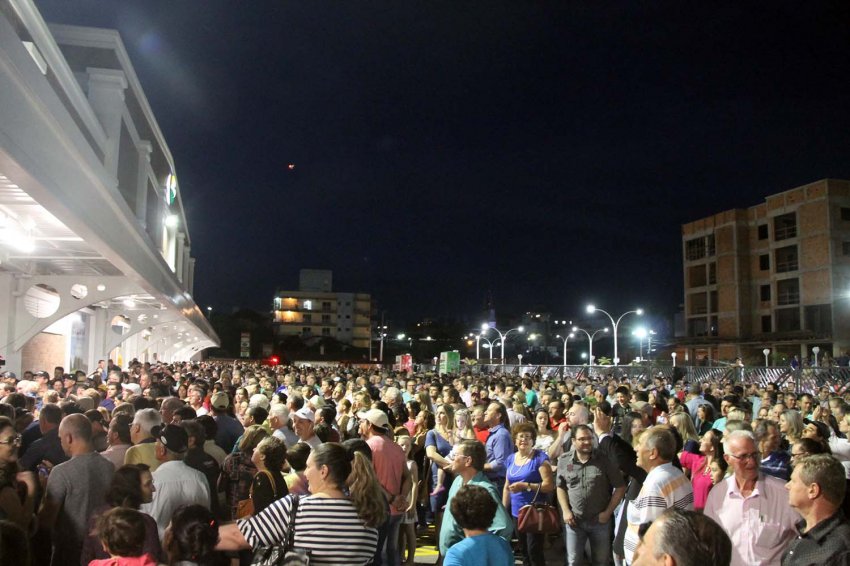 Segundo organizadores do evento, cerca de 3 mil pessoas participaram da solenidade de inauguração (Foto: Axe Schettini/LÊ)