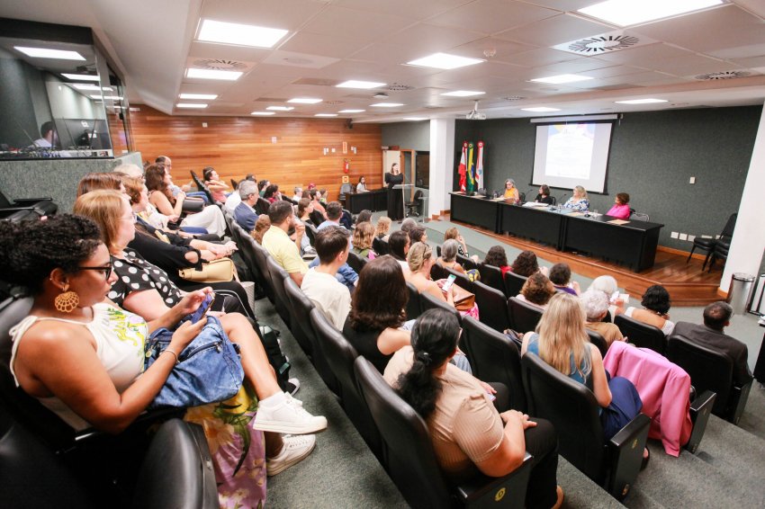 Representantes do estado participam de conferência sobre Mulheres e Meninas nas Ciências, visando contribuir com a 5ª CNCTI em junho, discutindo temas como inclusão feminina e desafios na área científica