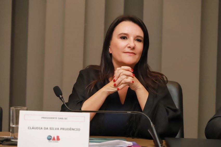 A presidente da OAB/SC, Cláudia Prudêncio