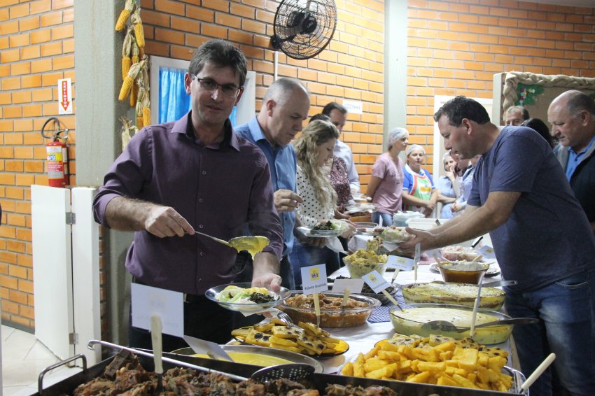 Prefeito Adilson Barella lançou a Festa da Polenta e anunciou a programação das festividades do município (Foto: Axe Schettini/LÊ)