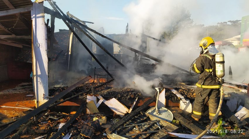 Bombeiros estiveram no local e fizeram o rescaldo da residência que foi totalmente destruída pelas chamas
