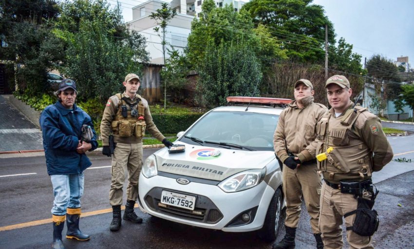 Policiais militares auxiliaram Gelson Machado a encontrar proprietária do dinheiro (Foto: Marcos de Lima/Portal Peperi)