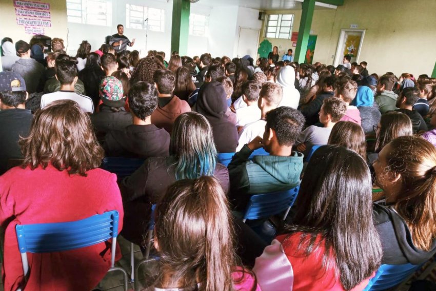 Palestra foi realizada para aproximadamente 400 aludos da Escola Custódio de Campos