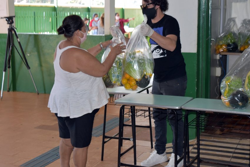 Familiares de alunos da Escola Santa Terezinha recebem kits de alimentos, frutas e verduras