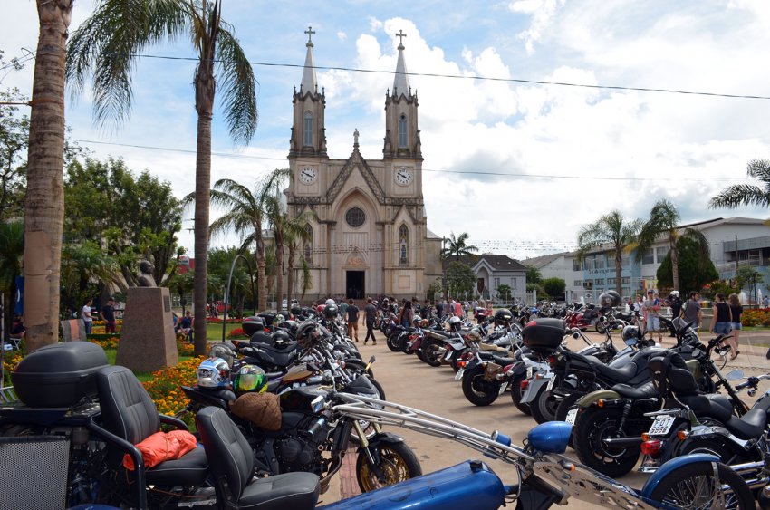 Mais de 1.200 motos mudaram o cenário da Praça Frei Bruno, cartão postal de Xaxim (Foto: Patrícia Vanzin)