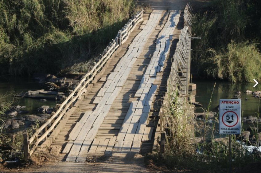 Ponte de madeira no Rio Chapecozinho representa constante perigo aos motoristas diariamente