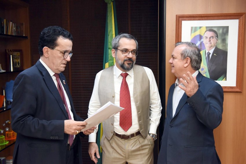 Ministro da Educação fez o anúncio aos deputados Hélio Costa e Peninha