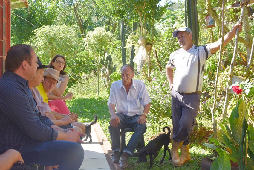 No ano passado, Bortolanza e a diretora de Assistência Social e Habitação conversaram com os moradores (Foto: Prefeitura de Xaxim)