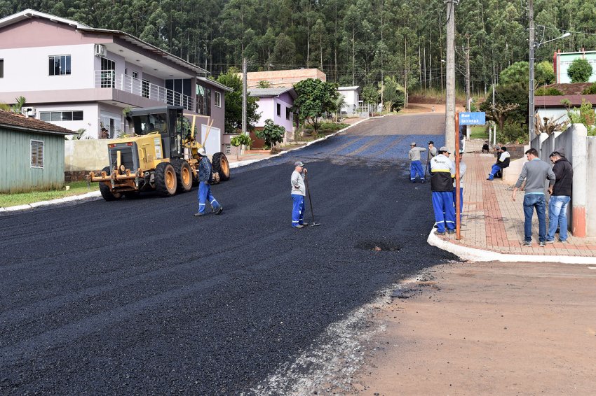 Obras de perfilagem para asfaltamento começaram na mesma semana que encerraram as festividades de aniversário (Foto: Prefeitura de Marema)