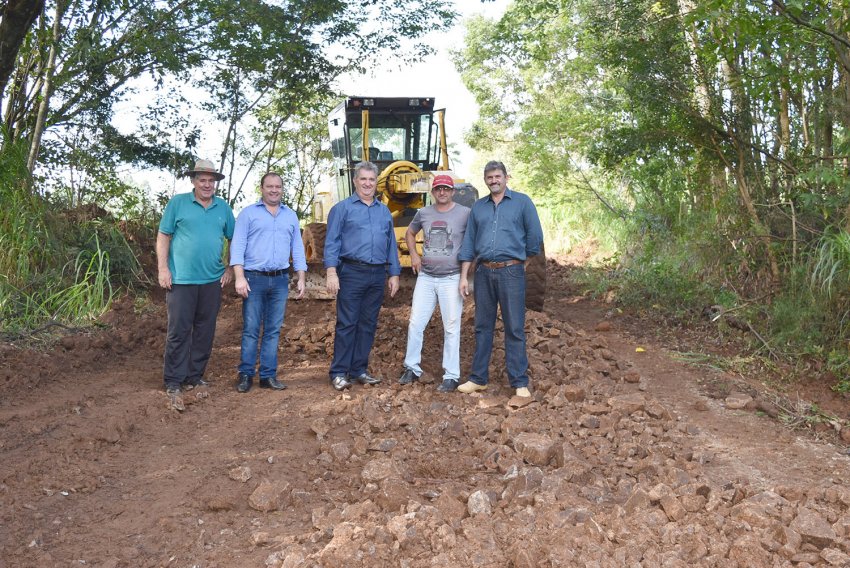 Obras na estrada de acesso à linha Limeira foram acompanhadas pelo prefeito Lírio, vice Adriano e secretário Maroco (Foto: Prefeitura de Xaxim)