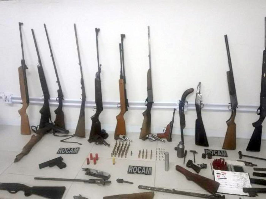 Dezenas de armas e munições foram apreendidas pela PM no bairro Primavera, em Xaxim