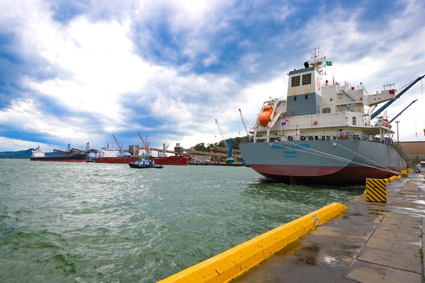 Porto de São Francisco do Sul tem a Ásia como principal parceiro comercial, com 62% da movimentação de carga, destacando-se na exportação de soja e milho e na importação de aço e fertilizantes