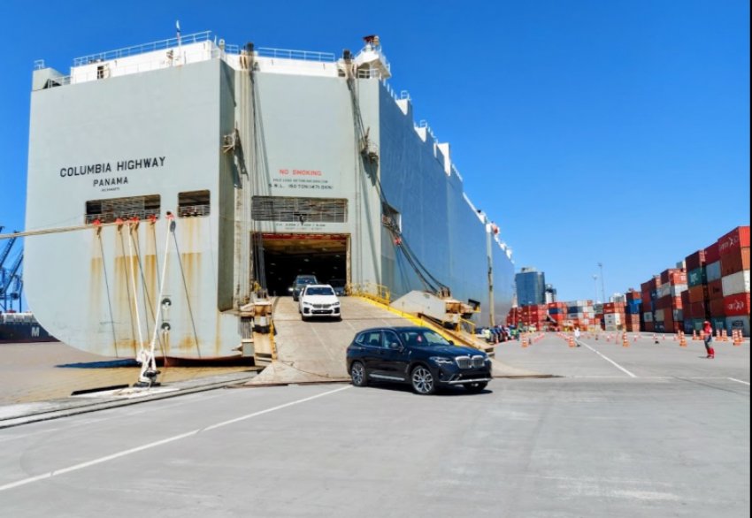 Porto de Itajaí recebe navio Columbia Highway trazendo carros para o Brasil