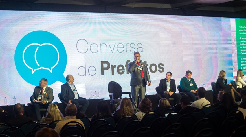 Prefeito Lírio Dagort apresentou experiências exitosas de Xaxim durante o Congresso da Fecam (Foto: Divulgação/LÊ)