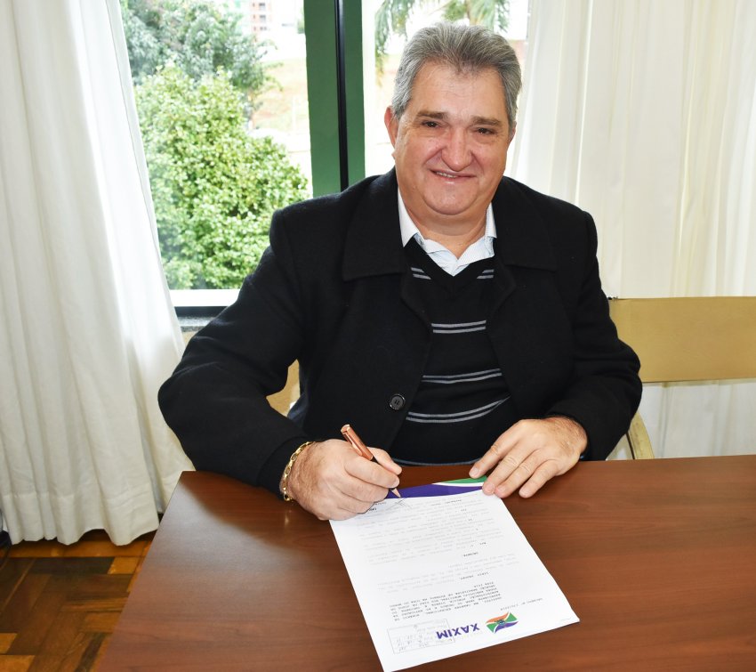 Lírio Dagort assinou o Decreto nº 170/2018 na manhã desta sexta-feira (15) (Foto: Prefeitura de Xaxim)