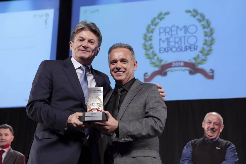 Diretor Marcos Moschetta recebeu o prêmio em Joinville (Foto: Divulgação/LÊ)