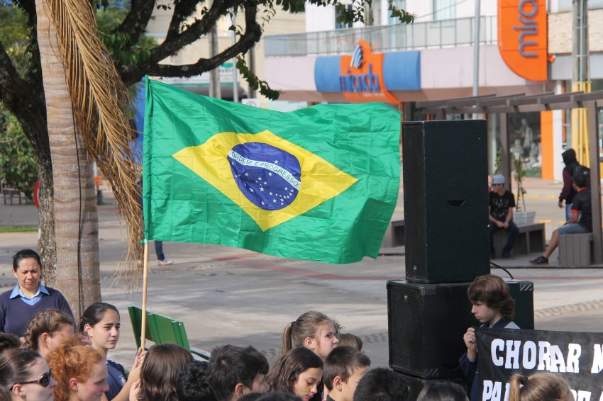 Estudantes da Rede Pública e Municipal de Ensino de Xaxim se mobilizaram no movimento estudantil na manhã desta quarta-feira (30) (Vitória Schettini/LÊ)