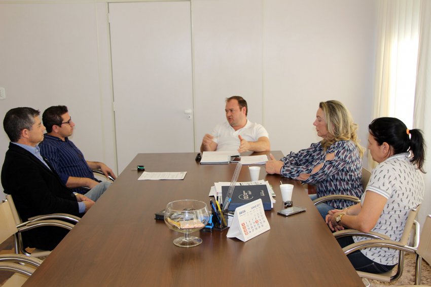 Vereadores e professores se reuniram na semana passada com o vice-prefeito Bortolanza (Foto: Câmara de Vereadores de Xaxim)