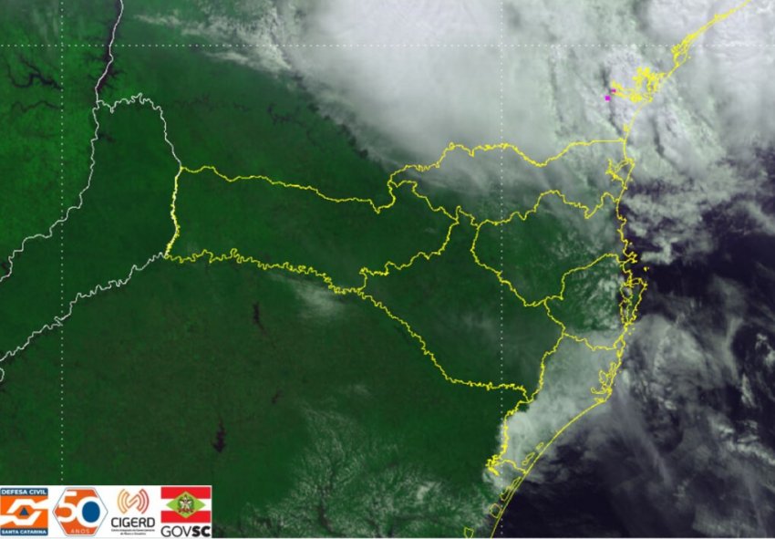 Semana começará com tempo firme em Santa Catarina, mas uma frente fria na terça-feira traz a possibilidade de temporais isolados em todo o estado, com chuvas intensas, raios e ventos fortes