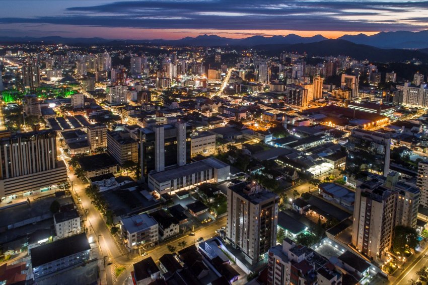 Joinville se destaca na lista, com 9,7 mil empregos formais positivos 