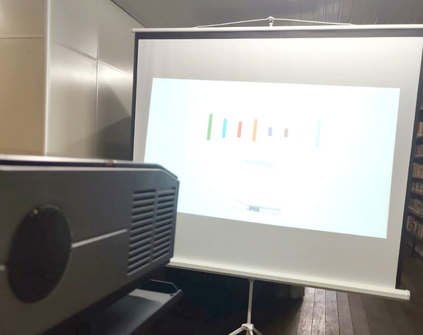 Inarti adquiriu um projetor Data Show Wi-Fi, com mesa e tripé, com recursos da Aldir Blanc
