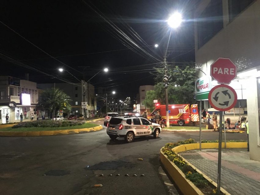 Acidente aconteceu no Centro de Xaxim na noite deste sábado (27)